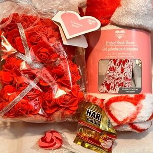 Sweetheart Red and White Printed Plush Throw Bundle